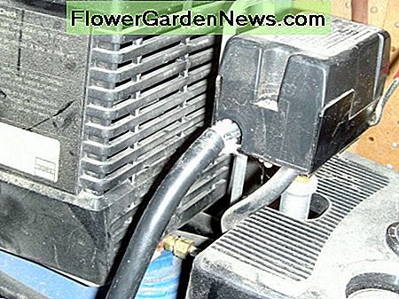 Dieser Luftkompressor benötigt etwas Arbeit, wo der Draht in den Steuerkasten eintritt; Es wird eventuell durch Vibration beschädigt, wenn es nicht richtig festgeklemmt wird. This air compressor needs some work where the wire enters the control box; it will eventually be damaged from vibration if not clamped properly.