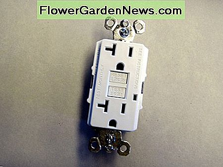 Eine 20-A-GFCI-Steckdose. A 20 amp GFCI outlet.