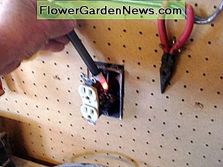Alte Steckdose von der Wand gezogen und getestet werden. Es ist immer noch heiß! Old outlet pulled from wall and being tested. It's still hot!