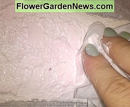 Ștergeți cu o ștergere umedă pentru a netezi textura. Blotting with a damp wipe to smooth down the texture some.