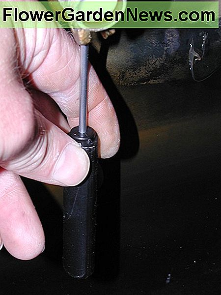 Ištraukite vožtuvą atsuktuvu Push the valve out with a screwdriver