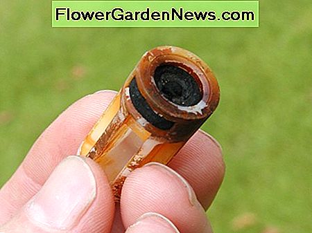 Šliaužiklis turi išimamą poveržlę, įdėtą į galą The slider has a removable washer embedded in the end