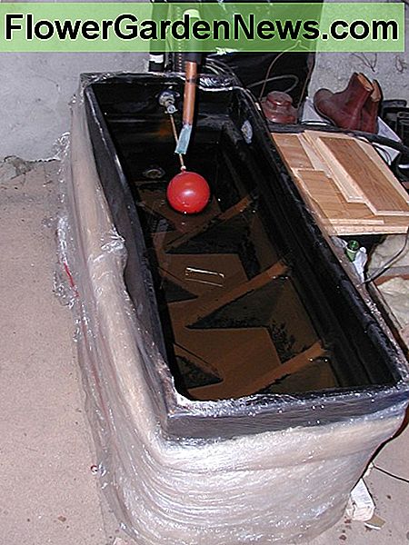 Šaltojo vandens rezervuaras palėpėje Cold water tank in the loft