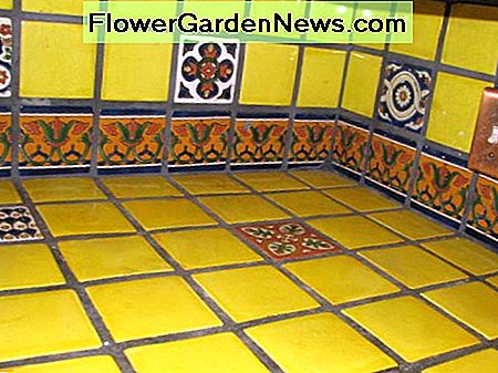 Gelber Talavera Fliesen-Küche Countertop mit Grenze und einzelnen Musterfliesen. Yellow talavera tile kitchen countertop with border and single pattern tiles.