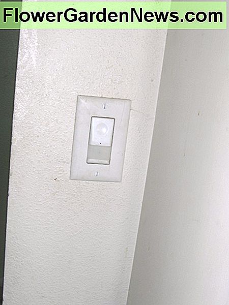 Ein automatischer Anwesenheitssensor wird durch einen normalen Schalter ersetzt An automatic occupancy sensor to be replaced with a regular switch