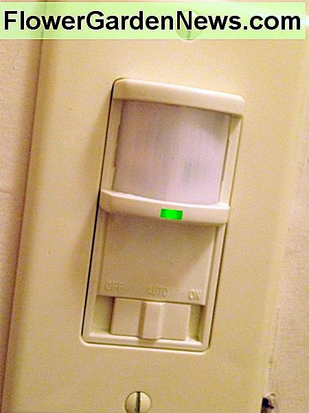 Ein wandmontierter Infrarotsensor. A wall-mounted infrared sensor.