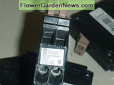 Strømafbrydere er mærke og typespecifikke. Circuit breakers are brand and type specific.