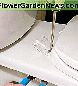 ขันแหวนและฝาให้แน่นด้วยไขควง Tightening the ring and lid with a screwdriver.