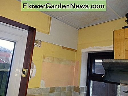 Pritvirtinkite prie didesnio gipso kartono plokštės, kol tapsite lipni rinkiniai. Batten under larger piece of plasterboard to hold in place until grab adhesive sets.
