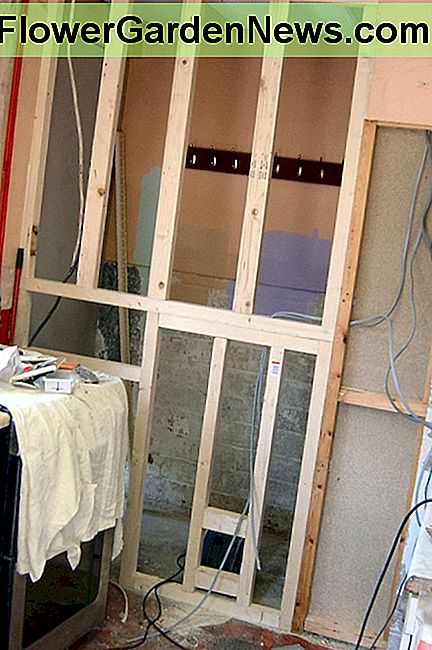 Stud sienos statyba priešais erdvę, kurioje buvo senosios užpakalinės durys; Už smaigo sienelės, tada naudojama kaip drabužinė, iš kurios galima patekti iš svetainės. Building of the stud wall in front of space where the old back door was; space behind stud wall then utilised as a cloakroom, with access from the living room.