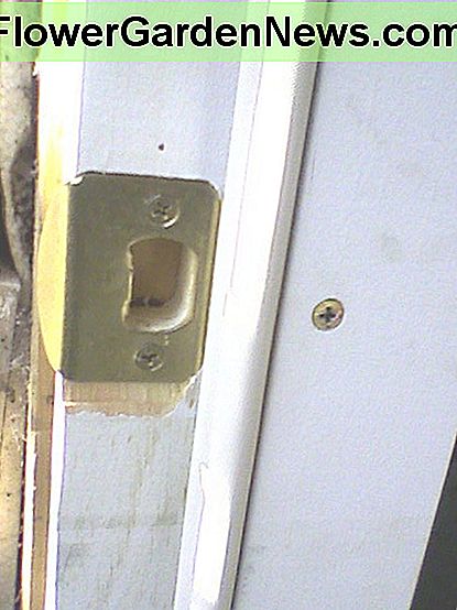 Schlagblech installiert. Strike plate installed.