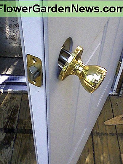 Verriegelungseinheit und Knopf montiert, aber nicht installiert. Latch assembly and knob fitted, but not installed.