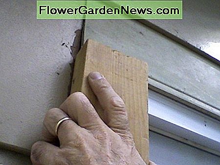 Verwenden Sie einen Holzblock, um das neue Abstellgleis an seinen Platz zu schieben. Using a scrap wood block to nudge the new siding into place.