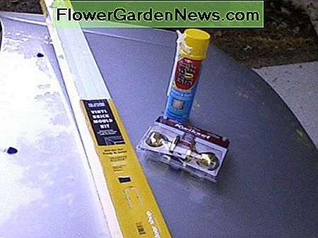 Ein Vinyl-Ziegel-Formteil-Kit, Lockset und Spray Verstemmen sind ebenfalls erforderlich. A vinyl brick molding kit, lockset, and spray caulking are also needed.