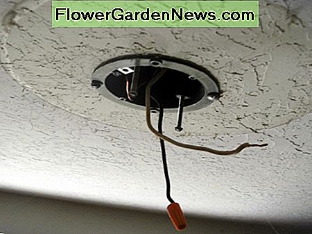 Gamla armaturen borttagen. Notera 1/2 Old fixture removed. Note the 1/2