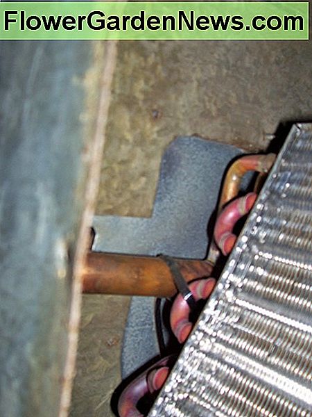 Čia yra dalinis vaizdas, kaip atrodo garintuvo ritė viduje. Here is a partial view of what the evaporator coil inside the case looks like.