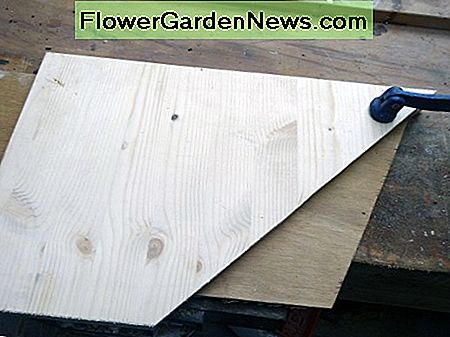 Plaats het andere stuk grenenhout over de bovenkant om op één lijn te komen met het eerste stuk vurenhout. Place the other piece of pinewood over the top to line up with the first piece of pine board.