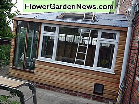Op het zuiden gericht vilten en klaar om de tegels te leggen. South facing roof felted, and ready for laying the tiles.