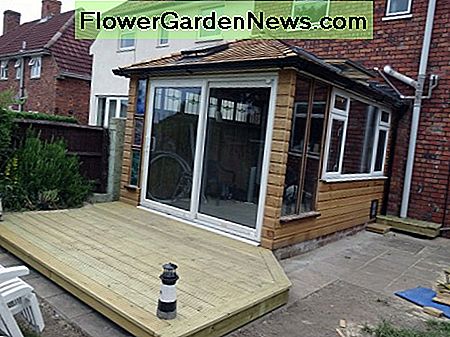 Openslaande deuren naar de veranda. Patio doors of conservatory leading onto decking.