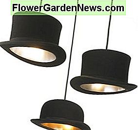 Zylinder (deren Innenseiten vergoldet sind) machen ein wunderliches und lustiges Hängelicht. Top hats (whose insides are gilded) make a whimsical and fun hanging light.