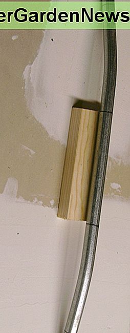 Ein 4-Punkt-Sattel. Die Biegungen sind alle gerade außerhalb der Markierungen als Ergebnis der Verwendung der Zehe des Biegers. A 4 point saddle. The bends are all just outside the marks as a result of using the toe of the bender.