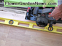 Verwenden Sie eine Kreissäge, um Hartholz oder Laminat zu entfernen. Use a circular saw to remove hardwood or laminate flooring.