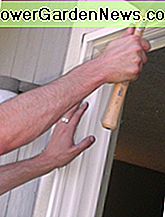 Klopfen Sie den Türrahmen mit einem Gummihammer fest. Use a rubber mallet to tap doorframe into place.