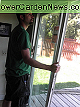 Türplatte hoch und in die obere Schiene heben; Drücken Sie die Verkleidung nach oben und weg, um sie auf der unteren Schiene zu platzieren. Lift door panel up and into the top track; push the panel up and away to place on bottom track.