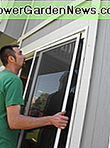Heben Sie die Gittertür hoch und in die obere Schiene; Schieben Sie den Bildschirm nach oben und weg, um ihn auf der unteren Spur zu platzieren. Lift screen door up and into the top track; push the screen up and away to place on bottom track.