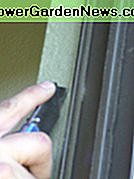 Kerben an den Rändern des Abziehens und Trockenbaus. Score around the edges of weather stripping and drywall.