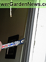 Türrahmen und Schwelle von der Türöffnung abhebeln. Pry the doorframe and threshold from the door opening.