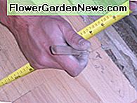 Messen und markieren Sie die zu entfernenden Böden und Trockenbauwände, Measure and mark flooring and drywall to be removed,