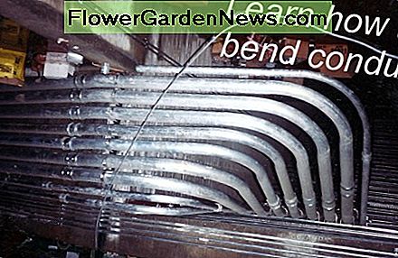 Het leren buigen van kanaal is niet moeilijk en een beetje oefening kan bijna elke gewenste bocht produceren. Learning how to bend conduit isn't difficult and a little practice can produce nearly any bend needed.