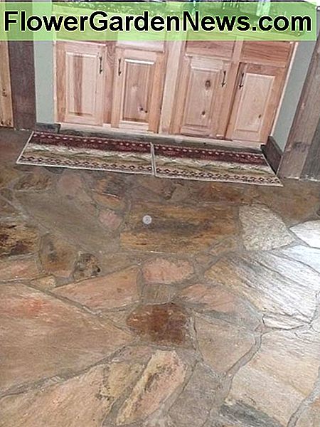 Ein rustikaler Schieferboden. A rustic slate floor.