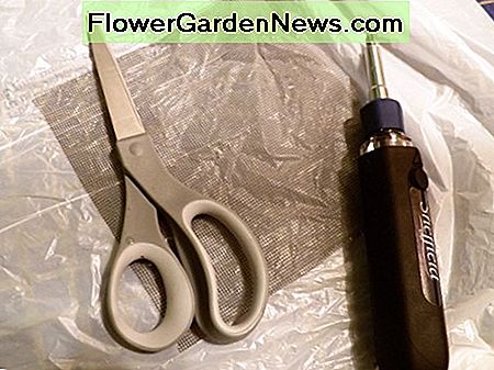 วัสดุ: หน้าจอไฟเบอร์กลาสกรรไกรและไขควง Materials: fiberglass screen, scissors and screwdriver.