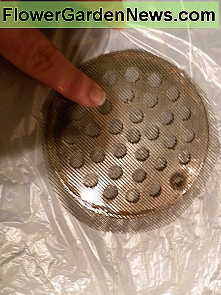 ทำเครื่องหมายหลุมสำหรับสกรู Mark the holes for the screws.