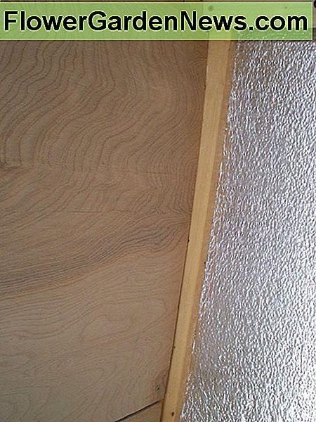Ett hörn av panelen skars bort för att passa runt det bakre takstödet. One corner of the paneling was cut away to fit around the rear ceiling support.