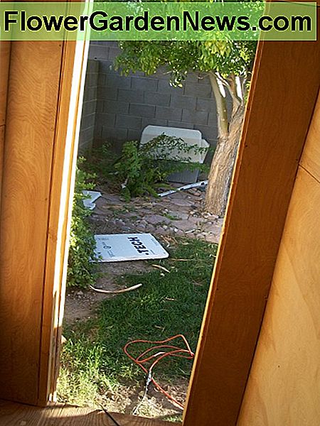 Dörrens sidopanel kompletteras. The door side paneling complete.