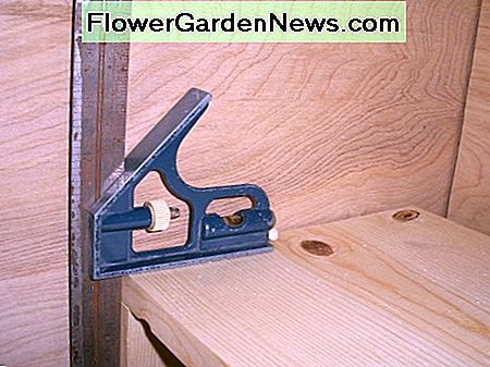 BekrÀftar att hyllan Àr jÀmn. Naturligtvis anvÀndes nivÄn för att se till att varje stöd var nivÄ innan du markerade och installerade det. Confirming that the shelf is level. Of course the level was used to make sure each support was level before marking and installing it.