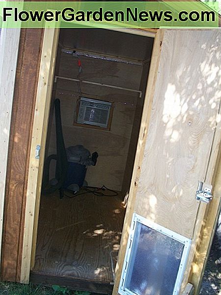 Ser inifrÄn ute. Shop-Vac i ryggen hjÀlper till att visa volymen av utrymme pÄ insidan. Looking in from outside. The Shop-Vac in the back helps show the volume of space on the inside.