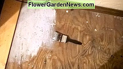 Schilderen met de zandverf. Gebruik een oude borstel! Painting with the sandpaint. Use an old brush!