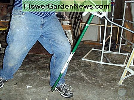 Biegen der zweiten Offset-Kurve. Nicht die Fuß- und Beinposition, sondern den Bender-Griff festhalten. Bending the second offset bend. Not the foot and leg position, holding the bender handle firmly in place.