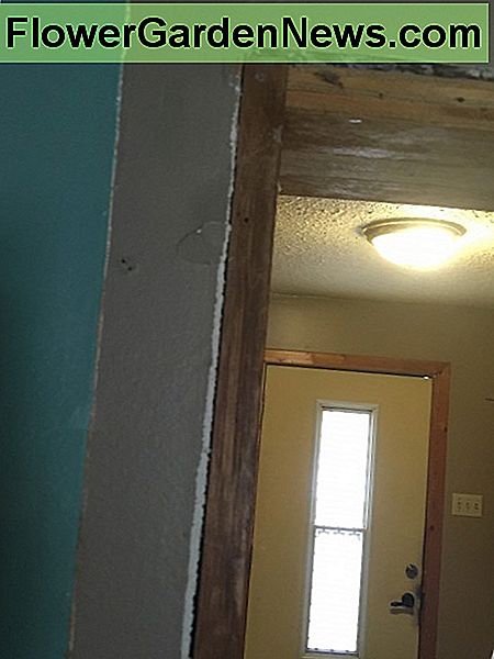 Po. Iš durų kampo nukreipkite į grindis, kad gautumėte tikslų apdailos elemento ilgį, kurio jums reikia. After. Measure from the corner of the doorway down to the floor to get the exact length of the trim piece you need.