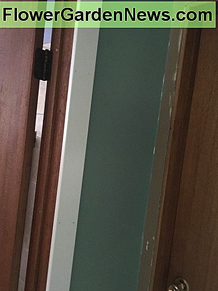 Linuokite apdailą su vidiniu durų ir nagų į vietą. Line the trim up with the inner doorway and nail into place.
