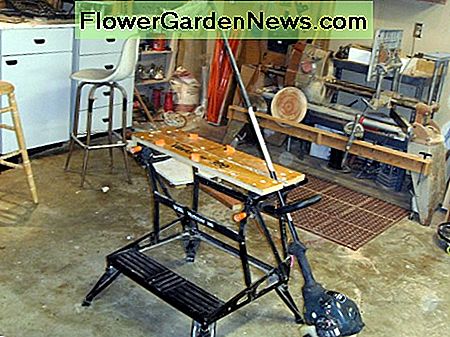 Halten Sie während der Wartung sicher andere Werkzeuge fest - dies kann eine enorme Hilfe sein, wenn Sie an kleinen Werkzeugen wie diesem arbeiten. Securely hold other tools while performing maintenance - this can be an enormous help when working on small tools like this.