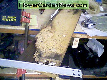 De hoek meten, met behulp van het oude bord als sjabloon. Measuring the angle, using old board as template.