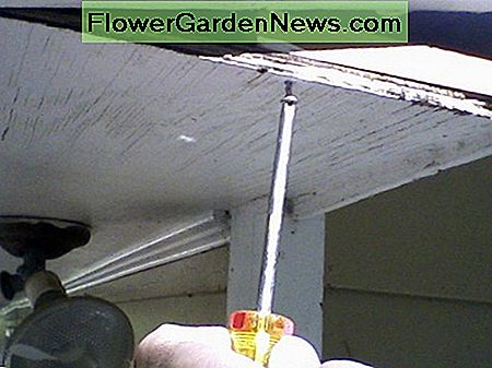 Bevestiging van het regelblok met een schroef. Securing batten block with a screw.