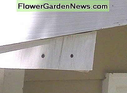 Filet bevestigd met afwerkschroeven in het onderliggende lattenblok. Lichte fouten in het passen en knippen zijn zichtbaar in deze close-up. (Blozen.) Fillet secured with finish screws into the underlying batten block. Slight errors in fitting and cutting are visible in this closeup. (Blush.)
