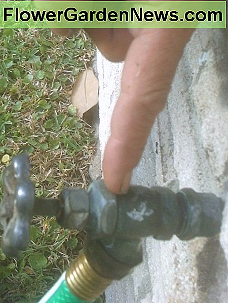Tenga cuidado en la parte de desmantelamiento de esto. Podrías abrir una lata de gusanos. Engrase todo de nuevo cuando lo ensamble, disminuya la descomposición y haga que sea más fácil para el siguiente tipo, ¡o para la chica! Take care in the dismantling portion of this. You could open up a can of worms. Grease it all back up when you put it together, slow down decay and make it easier on the next guy, or gal!