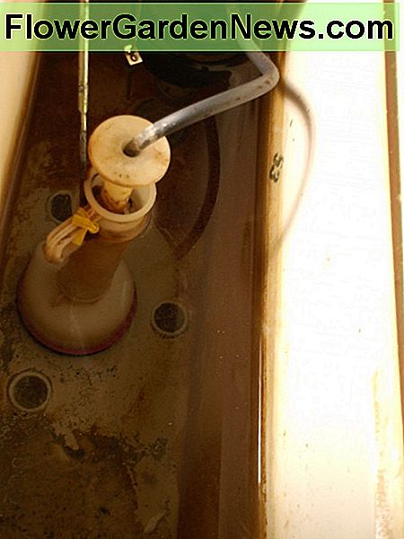 Remettez la tour en place, vissez le bouchon, remettez le tube de recharge en place, remettez l'eau en marche et vous avez terminé! Slide the tower back on, screw on the cap, slide the refill tube back in place, turn on the water again, and you're done!